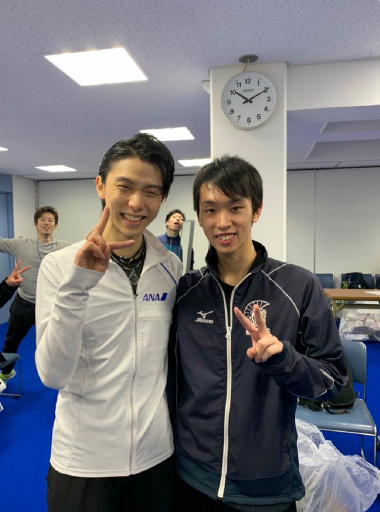 自撮りのエキスパート羽生結弦が魅せた「神画角」に氷上スレ民が感嘆ｗｗｗ大人数を完璧に収める超絶テクに「写真上手すぎｗ」「南部美人の変顔まで最高やｗ」と絶賛の嵐！2019年全日本の懐かしショットに「結局これが一番すこｗ」と愛が爆発や！