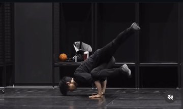 羽生結弦の超絶ストレッチ姿勢で年越しした猛者が現れ氷上スレ驚愕ｗｗｗ「世界で一人だろｗ」「見てるだけで股関節痛いｗ」と地獄のポーズにツッコミ殺到！ミスしても間に合わせる粘り強さに羽生イズムを感じるわｗ新年早々レベル高すぎて草！