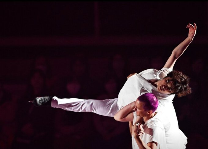 【閲覧注意】フレンズオンアイス2024、まさかの23ページ目にフィギュアスケート史に残る激ヤバ写真がｗｗｗ 高橋・浅田・宇野・荒川ファンは必見、心臓止まるぞ。