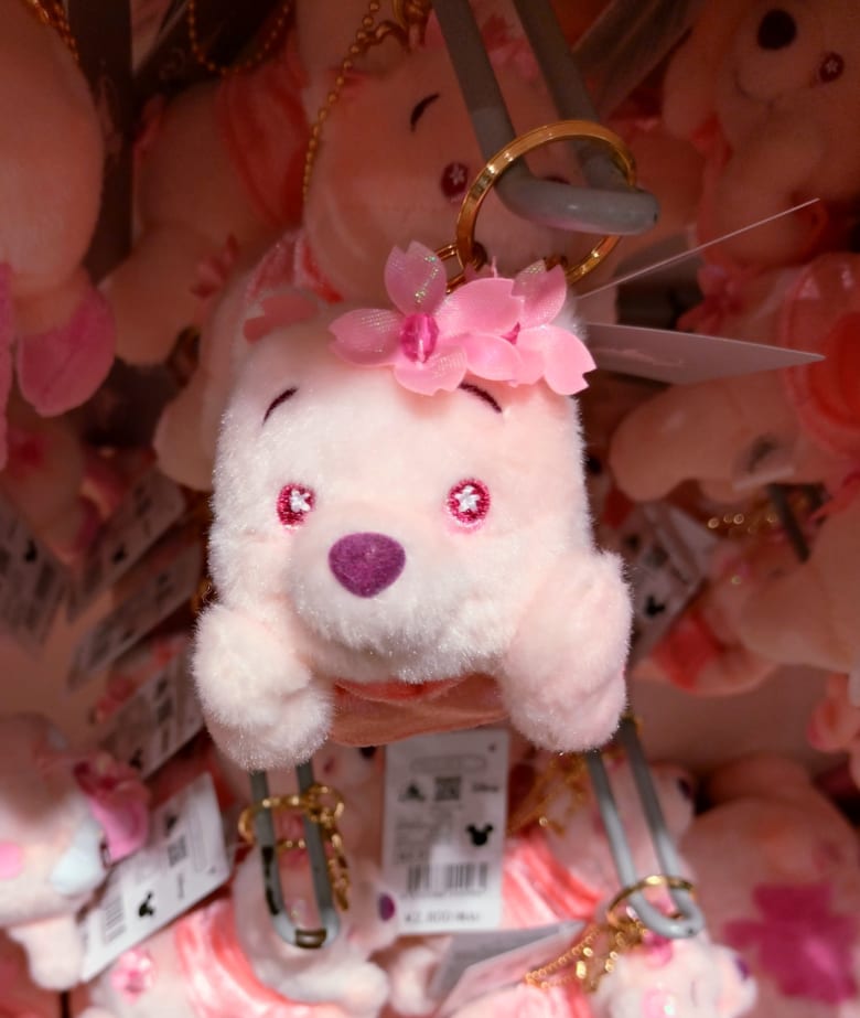 「ハニュの子」爆誕ｗｗｗ今年の桜プーさんの目に桜刺繍が入ってて氷上スレ民が悶絶！「推しの子ならぬハニュの子ｗ」「もはや春ちゃんやんｗ」と可愛すぎるビジュアルに絶賛の嵐！競技時代の相棒とのギャップに全オタがデレデレ状態で草ｗ