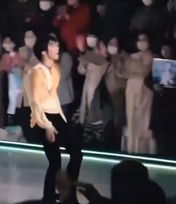 羽生結弦、BTS「Dynamite」で氷上を舞う！その桁違いのカッコ良さに、他の選手達も思わず手拍子。