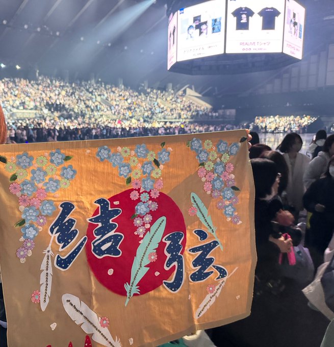 羽生結弦「REALIVE」終演後、バナー撮影中に背後でまさかの『やばいTシャツ』発表！