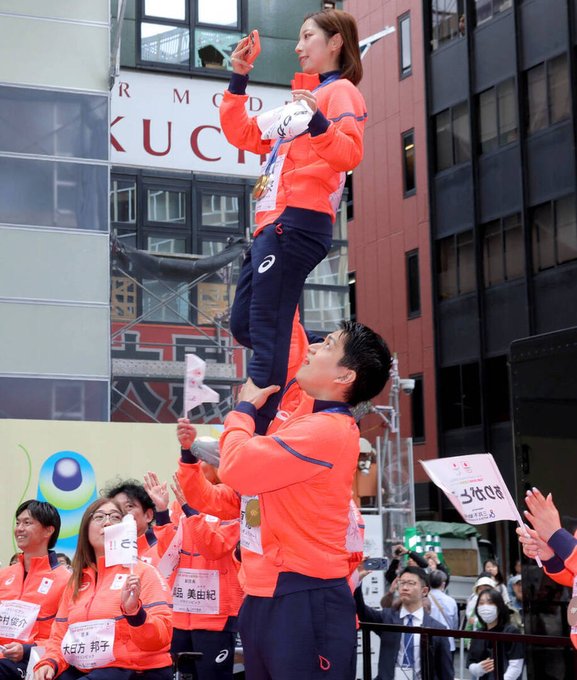 【五輪パレード】りくりゅうが豪快リフト披露！金メダルペアに沿道５万人が熱狂、三浦は身長秘話も
