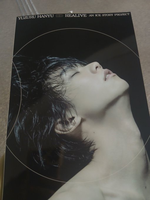 「ヤバい」REALIVEオフィシャルパンフレット！羽生結弦の「素肌に宝石」は反則級！HIROKIMURA氏撮り下ろし写真集級のページと、MIKIKO先生との深掘りインタビューで永久保存版の一冊。