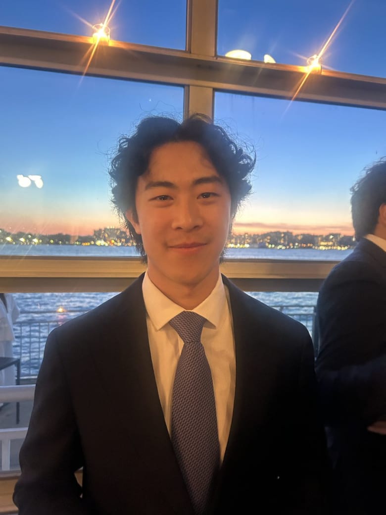 忘れたと思ってた？昨夜アイスシアターガラでNathan Chenの誕生日を祝福！医学校の選択肢はまだ秘密。
