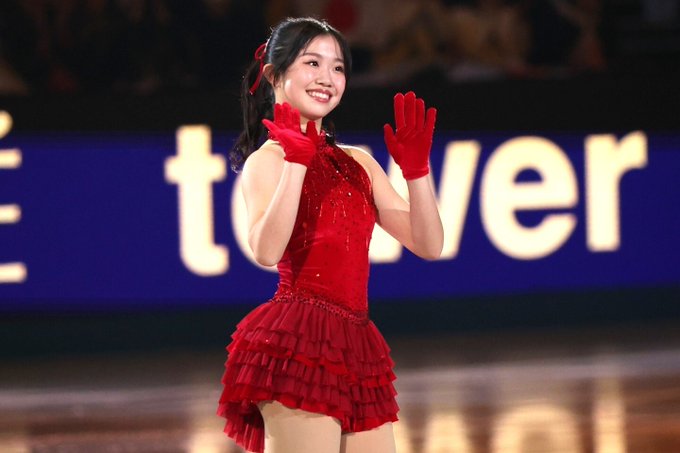 「ねえ待って！」中井亜美(18)が推しライブで大号泣！黒ミニスカ＋グッズで完璧参戦、喜びのピース