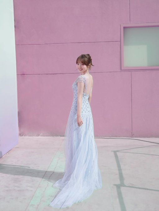 本田真凜、プロデュースブランドLuarineの全国発売を報告！新作リップ＆チークでツヤ肌メイクを披露し「似合っていますか？」と問いかけ