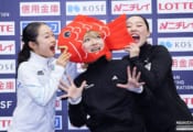 フィギュア全日本選手権、 4連覇を祝し、「めでたい」鯛のかぶり物でポーズをとる1位の坂本花織とかぶりつく2位の島田麻央と3位の樋口新葉。